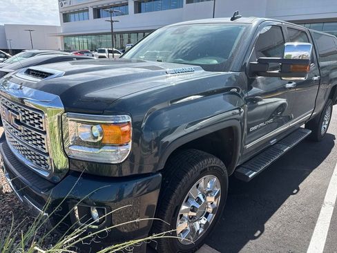 Used 2019 GMC Sierra 2500 Denali w/ Duramax Plus Package AWD/4WD image 2