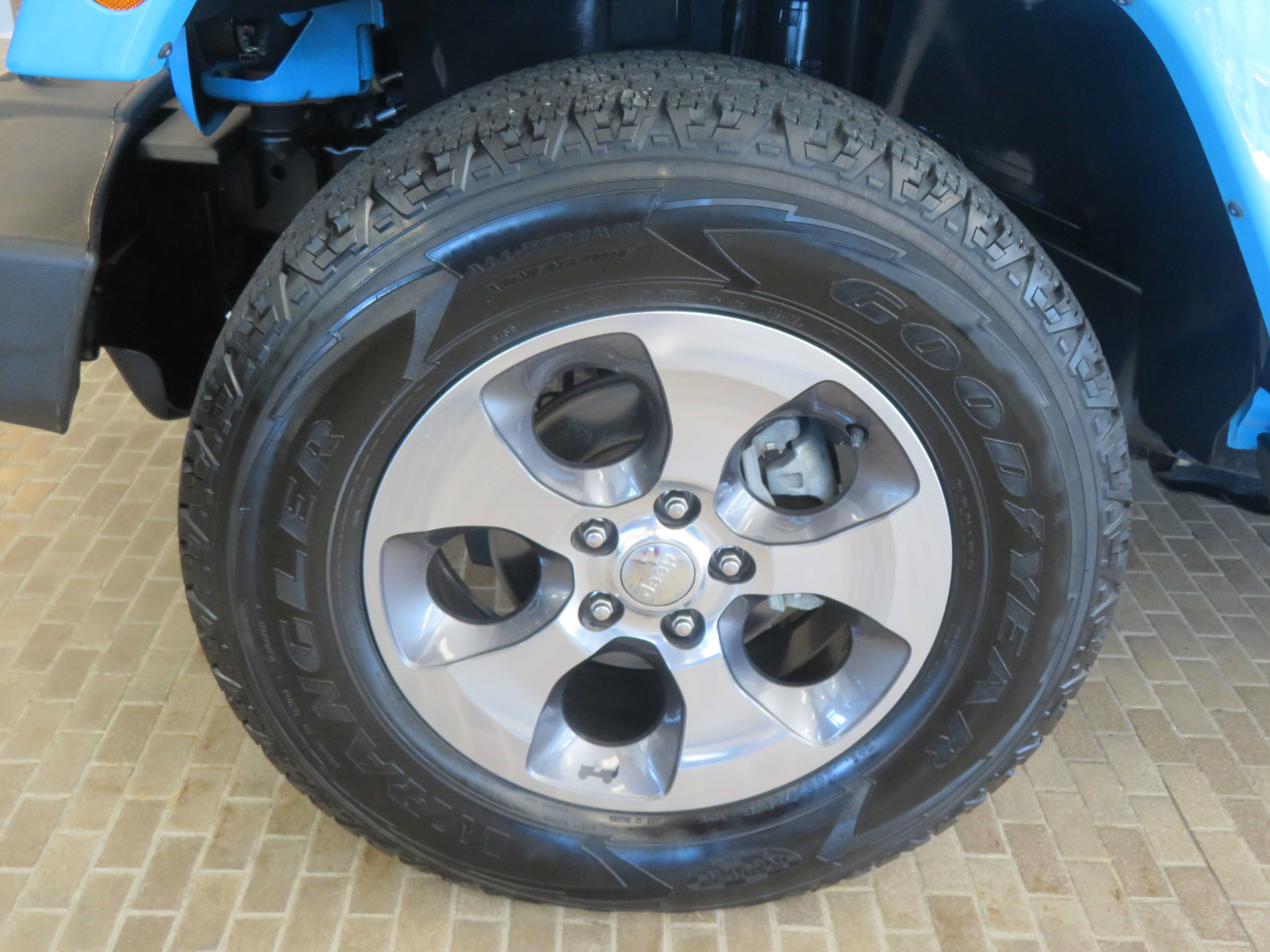 Used 2017 Jeep Wrangler Unlimited Sahara w/ Dual Top Group AWD/4WD image 7