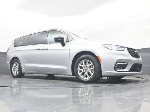 Used 2024 Chrysler Pacifica Touring-L FWD image 20