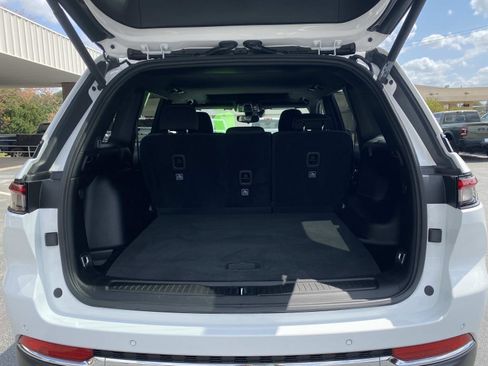 Used 2024 Jeep Grand Cherokee Laredo X w/ Luxury Tech Group I RWD image 6