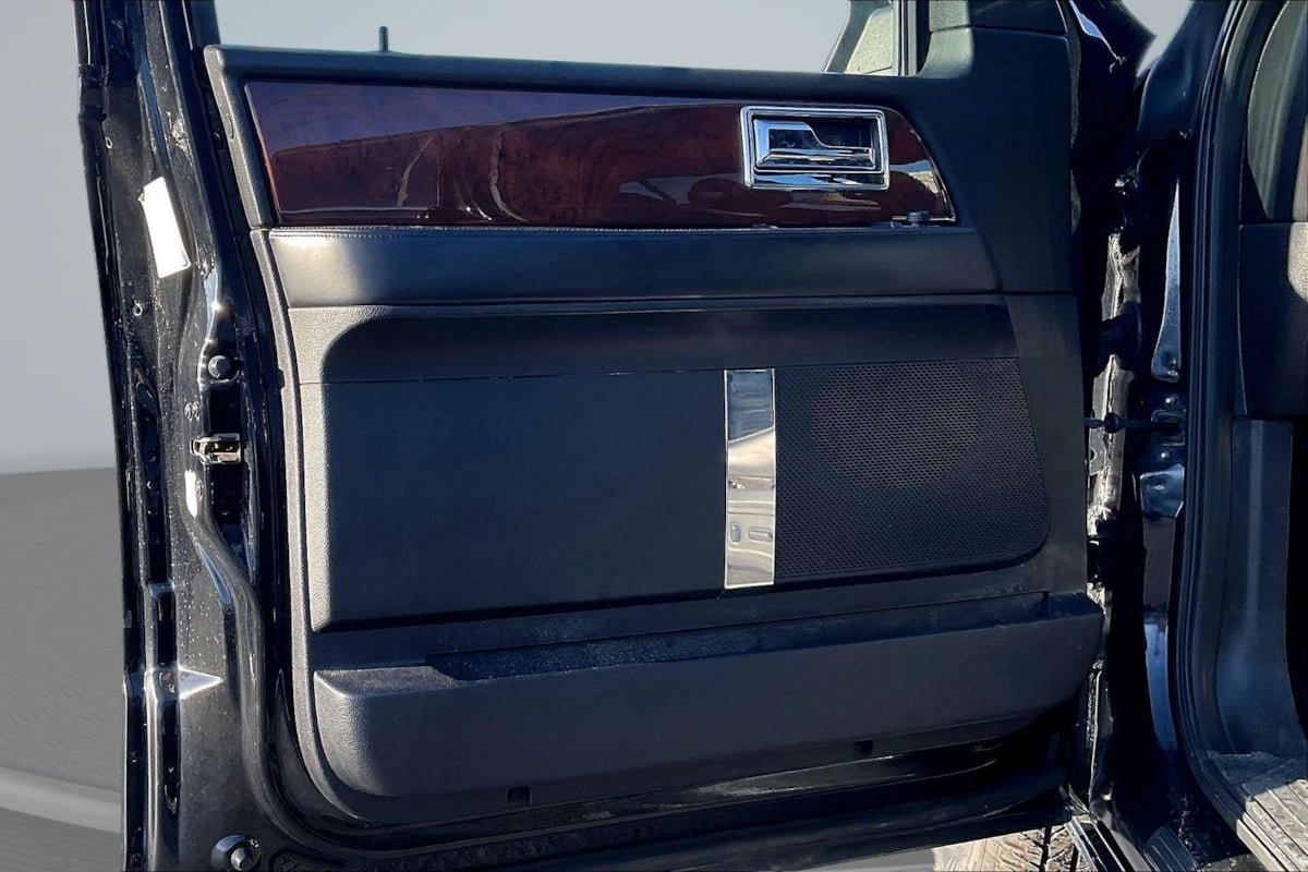 Used 2016 Lincoln Navigator Select RWD image 23