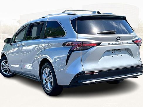 Used 2021 Toyota Sienna Limited FWD image 4