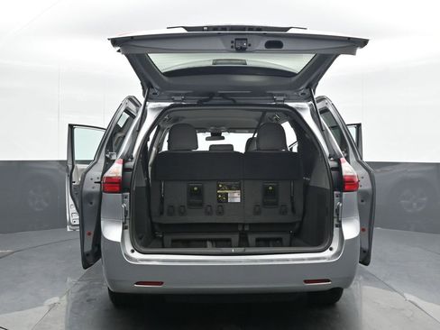 Used 2020 Toyota Sienna L image 25