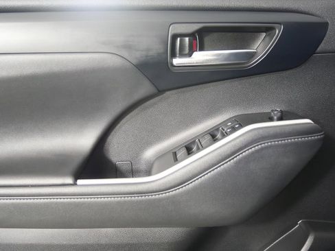 Used 2022 Toyota Highlander XLE image 9