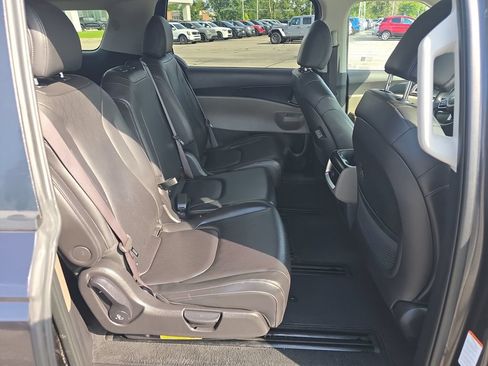 Used 2025 Kia Carnival FWD image 15