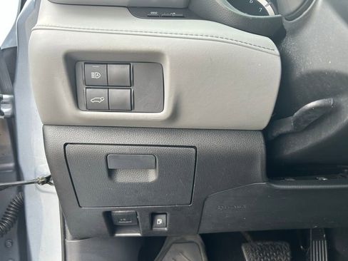 Used 2020 Toyota Highlander XLE AWD/4WD image 19