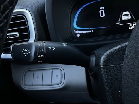 Used 2025 Hyundai Venue SEL image 36