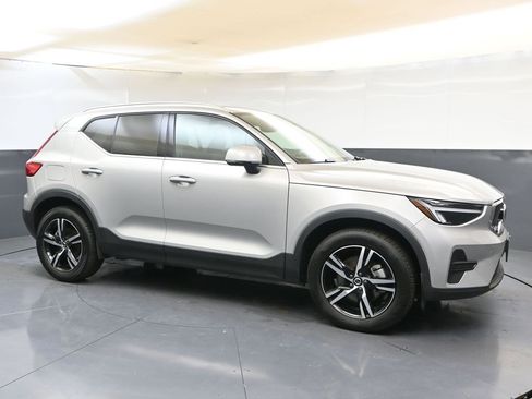 Certified 2025 Volvo XC40 B5 Core image 7