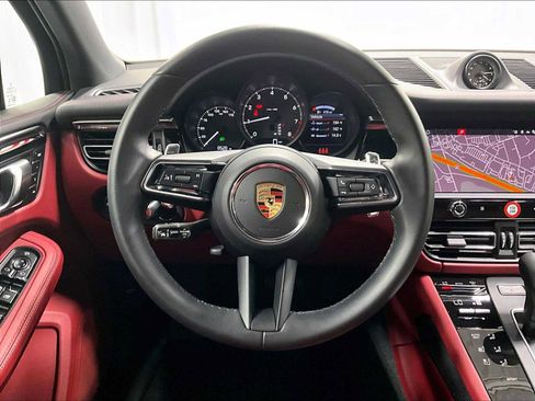 Used 2025 Porsche Macan AWD/4WD image 17
