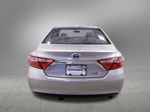 Used 2017 Toyota Camry XLE w/ Moonroof Package image 4