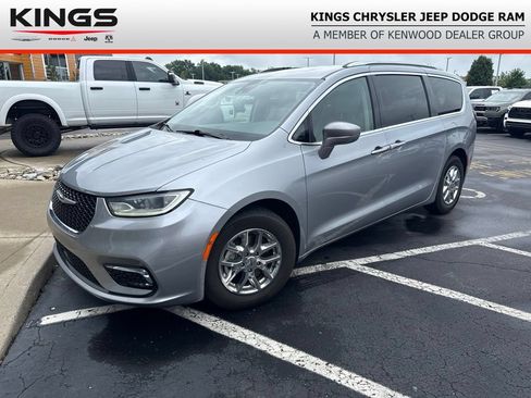Used 2021 Chrysler Pacifica Touring-L FWD image 1