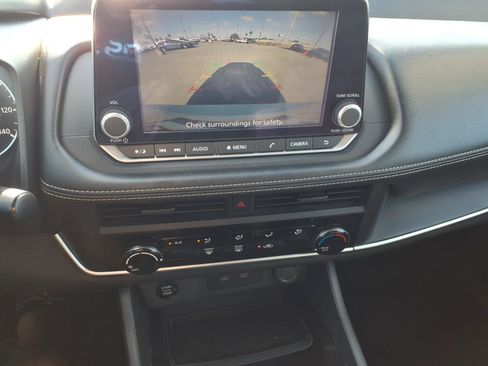 Used 2024 Nissan Rogue S FWD image 14
