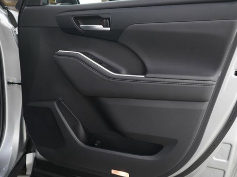 Used 2023 Toyota Highlander XLE image 9