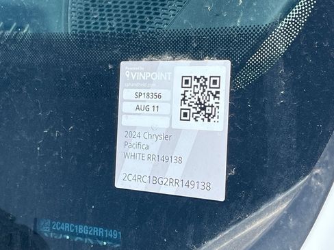Used 2024 Chrysler Pacifica Touring-L FWD image 30