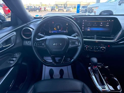 Used 2025 Chevrolet Trax RS image 16