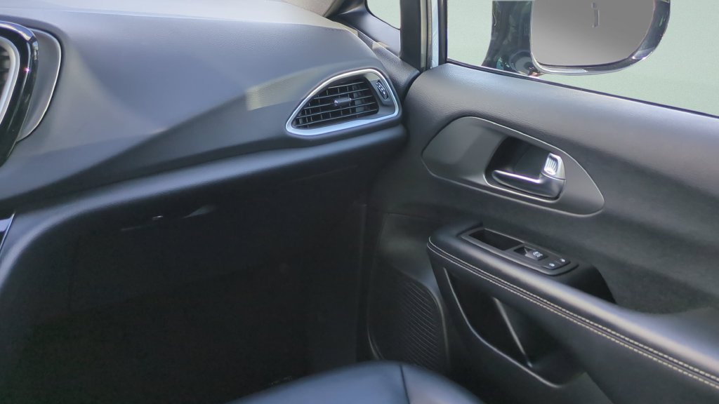 Used 2025 Chrysler Pacifica Select FWD image 12
