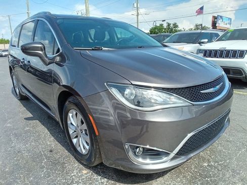 Used 2018 Chrysler Pacifica Touring-L FWD image 4