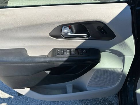 Used 2023 Chrysler Pacifica Touring-L AWD/4WD image 23