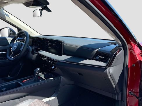Used 2025 Nissan Kicks SR w/ SR Premium Package FWD image 32
