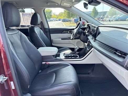 Used 2024 Kia Carnival EX image 25