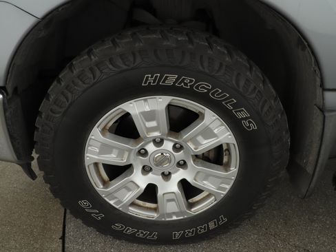 Used 2017 Nissan Titan SV image 10