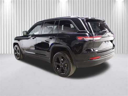 Used 2023 Jeep Grand Cherokee Altitude image 5