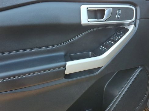 Used 2022 Ford Explorer XLT image 14