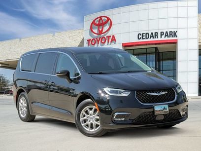 Used 2024 Chrysler Pacifica Touring-L