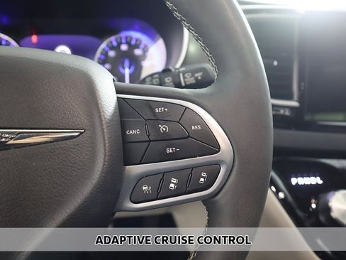 Used 2024 Chrysler Pacifica Touring-L image 3