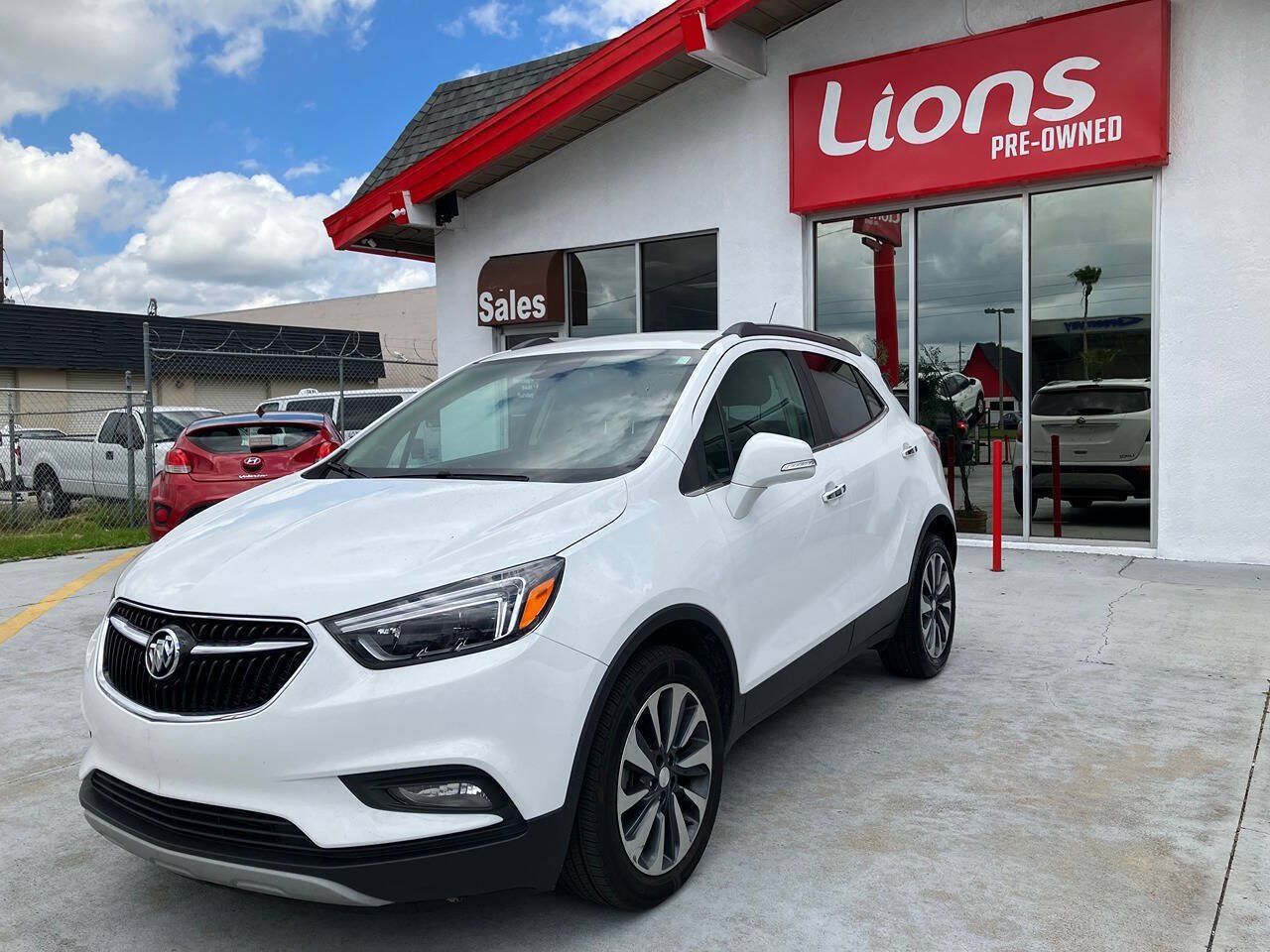 Used 2020 Buick Encore Essence FWD image 2