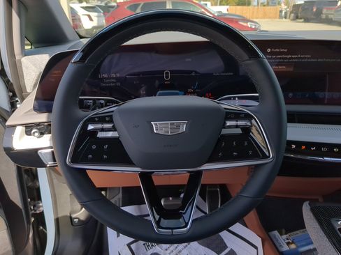 New 2026 Cadillac Optiq Luxury 2 image 32