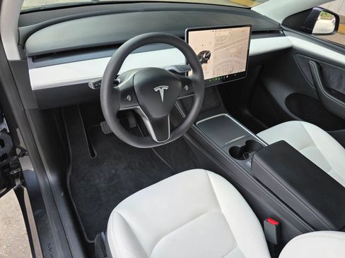 Used 2024 Tesla Model Y Long Range AWD/4WD image 17