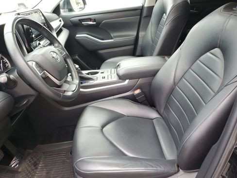 Used 2022 Toyota Highlander XLE AWD/4WD image 18