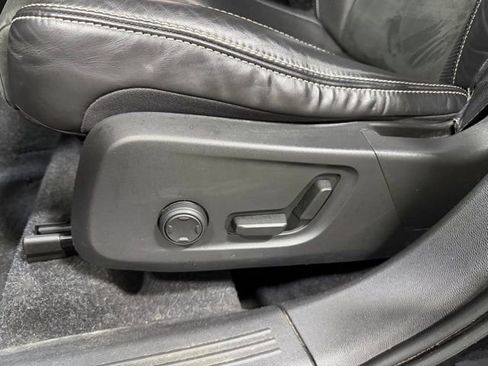 Used 2019 Volvo XC40 T5 R-Design image 23