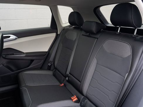 New 2026 Volkswagen Taos SE image 9