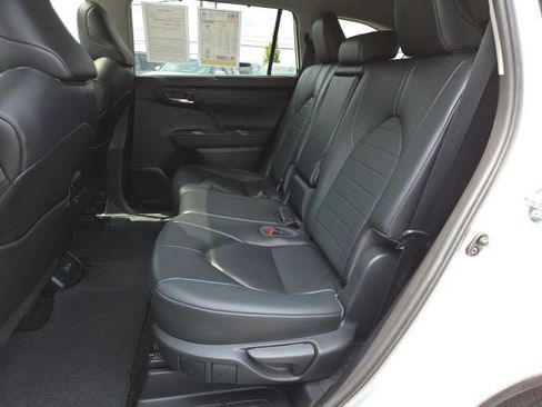 Used 2023 Toyota Highlander XLE AWD/4WD image 13