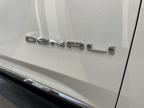 Used 2025 GMC Yukon XL Denali Ultimate w/ LPO, Floor Liner Package AWD/4WD image 12