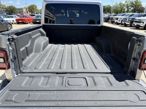 Used 2020 Jeep Gladiator Overland w/ Uconnect 4C Nav & Sound Group image 13