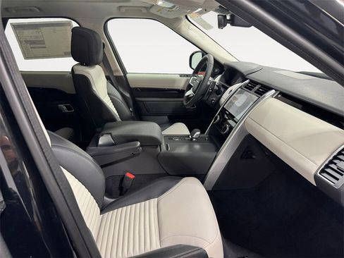 New 2025 Land Rover Discovery S image 15
