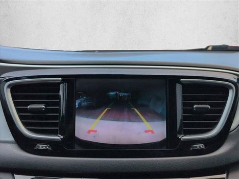 Used 2018 Chrysler Pacifica Touring-L Plus FWD image 20