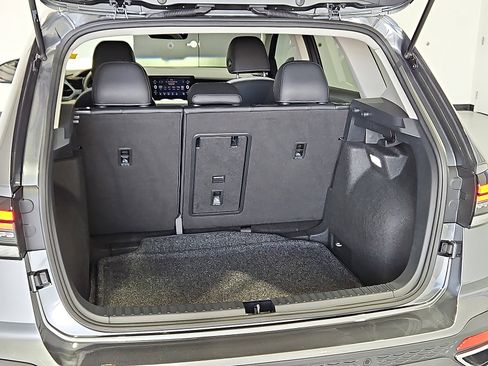 Certified 2025 Volkswagen Taos SE FWD image 12