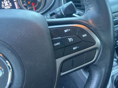 Used 2019 Jeep Cherokee Latitude Plus w/ Comfort/Convenience Group image 16