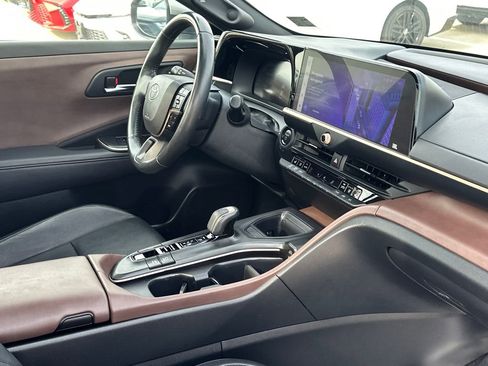 Used 2023 Toyota Crown Limited image 12