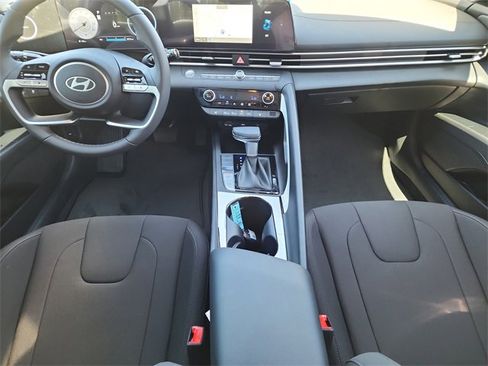 New 2025 Hyundai Elantra SEL image 12