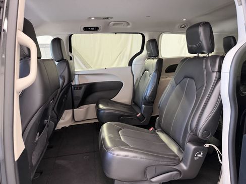 Used 2023 Chrysler Pacifica Touring-L FWD image 10