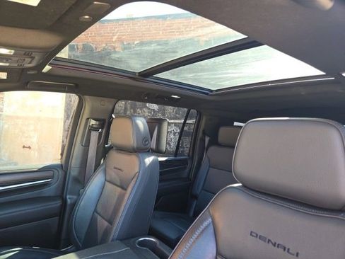 Used 2021 GMC Yukon XL Denali w/ Denali Premium Package image 10