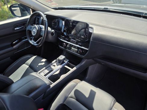 Used 2023 Nissan Pathfinder SL FWD image 9