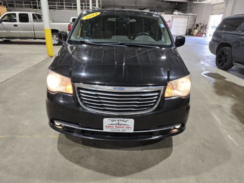 Used 2013 Chrysler Town & Country Touring image 20