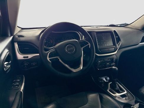 Used 2018 Jeep Cherokee Latitude Plus w/ Cold Weather Group image 22