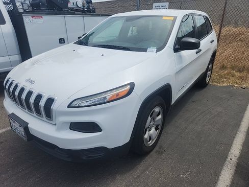 Used 2016 Jeep Cherokee Sport FWD image 3